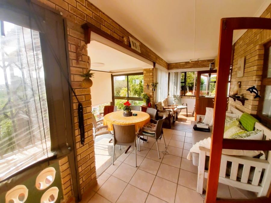 6 Bedroom Property for Sale in Paradise Beach Eastern Cape